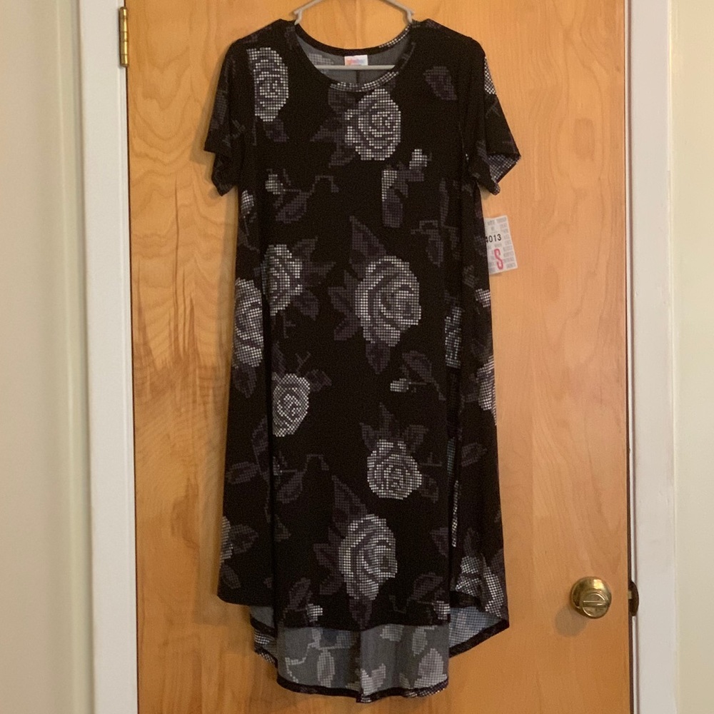 NWT LuLaRoe Carly Black Floral Roses Sz S (6/8)